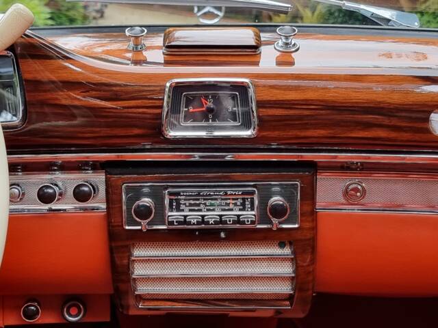 Mercedes-Benz 220 SE