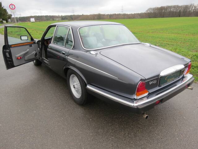 Daimler Double Six