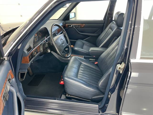 Mercedes-Benz 560 SEL
