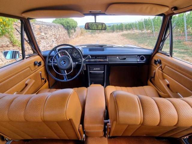 Mercedes-Benz 220