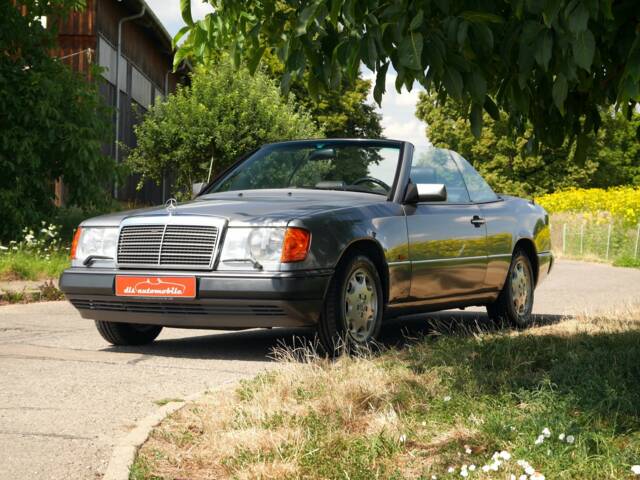 Image 1/50 of Mercedes-Benz 320 CE (1994)