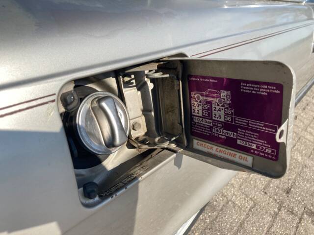 Mercedes-Benz 560 SL