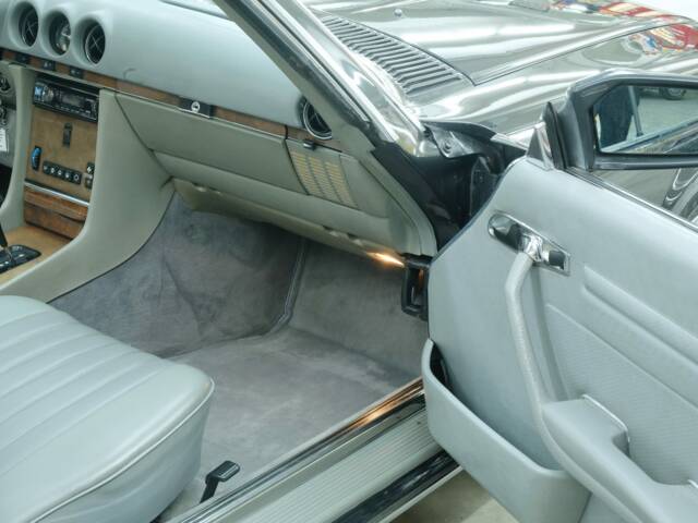 Mercedes-Benz 560 SL