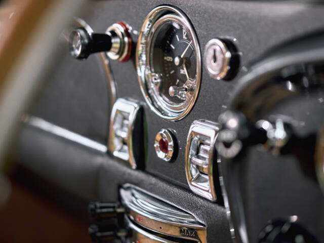 Aston Martin DB 6 Mk II