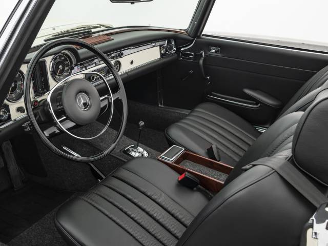 Mercedes-Benz 280 SL