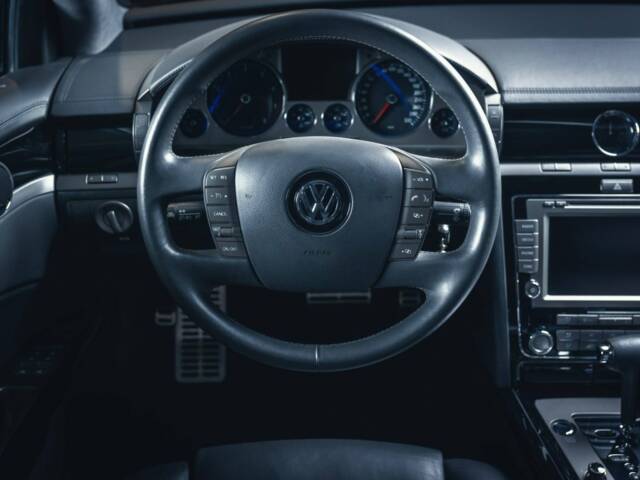 Volkswagen Phaeton W12