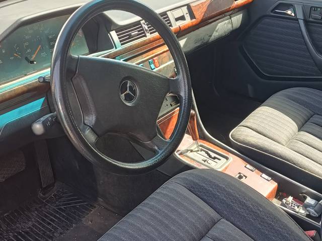 Mercedes-Benz 200 E