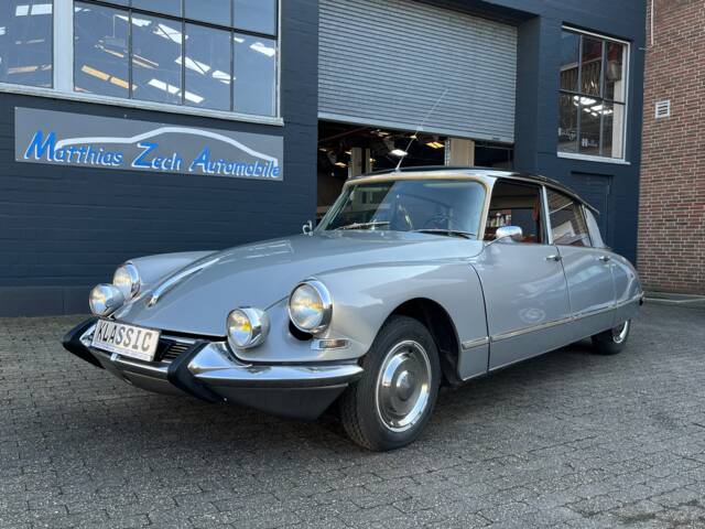 Immagine 1/94 di Citroën DS 21 Pallas (1966)