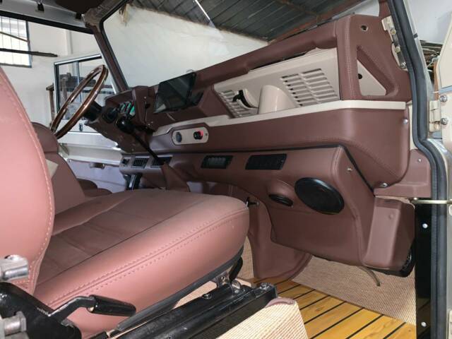 Land Rover Defender 90
