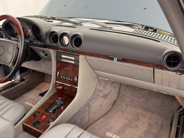 Mercedes-Benz 560 SL