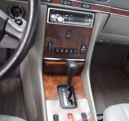 Mercedes-Benz 560 SL