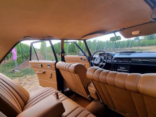 Mercedes-Benz 220