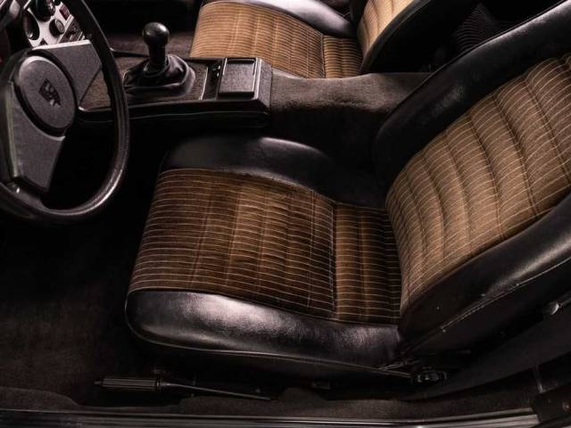 Porsche 944