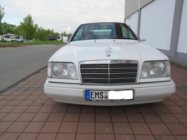 Image 1/5 de Mercedes-Benz E 220 (1994)