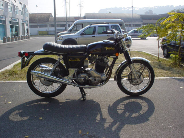 Norton Commando 750 Roadster
