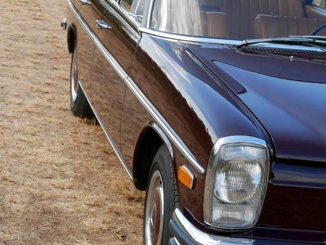 Mercedes-Benz 220