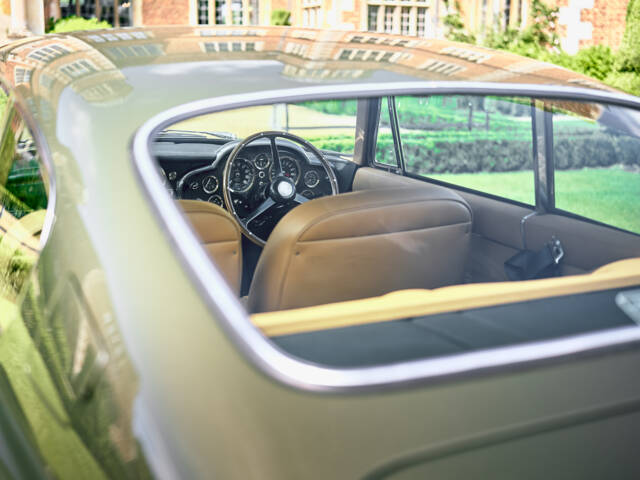 Aston Martin DB 6 Mk II