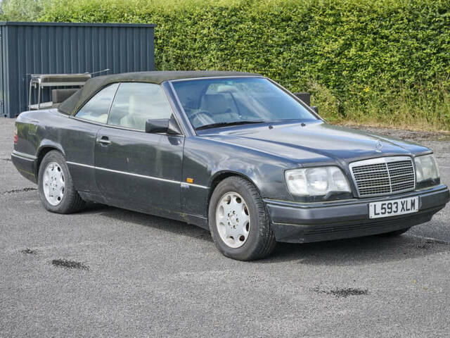 Image 1/50 of Mercedes-Benz E 320 (1993)