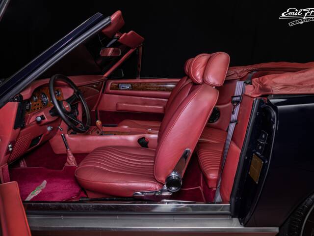 Aston Martin V8 Volante