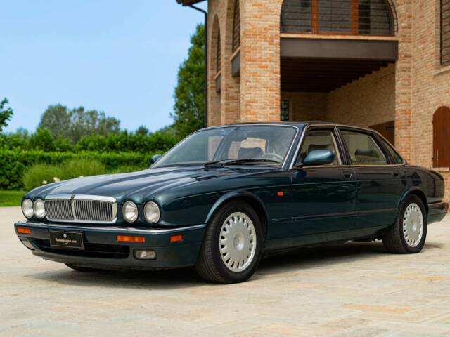 Image 1/50 de Jaguar XJ6 3.2 (1995)