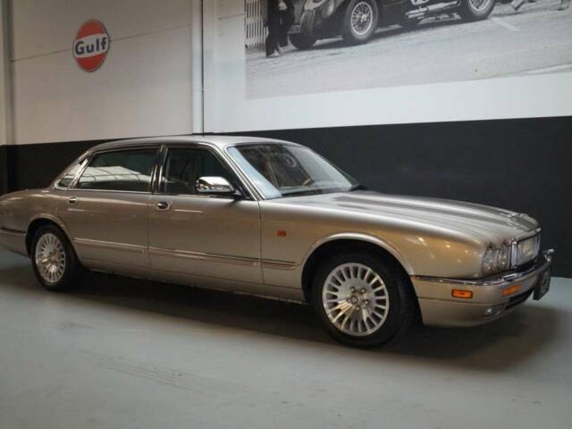 Image 1/41 of Jaguar XJ 8 4.0 Executive (1996)