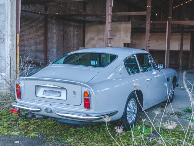Aston Martin DB 6