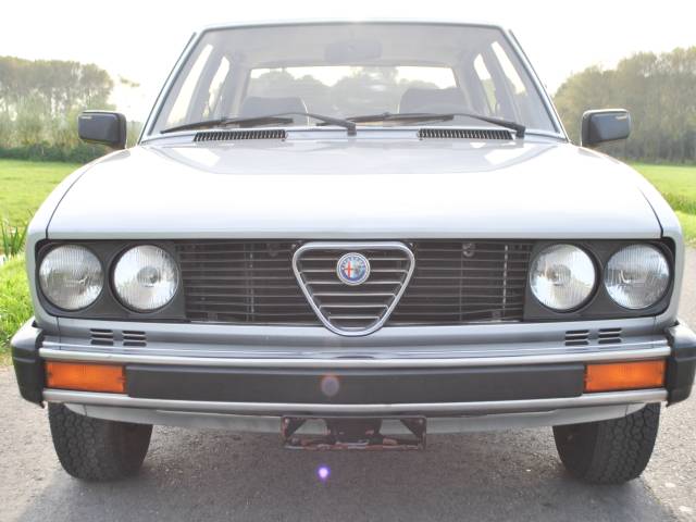 Bild 1/36 von Alfa Romeo Alfetta 2.0 (1981)