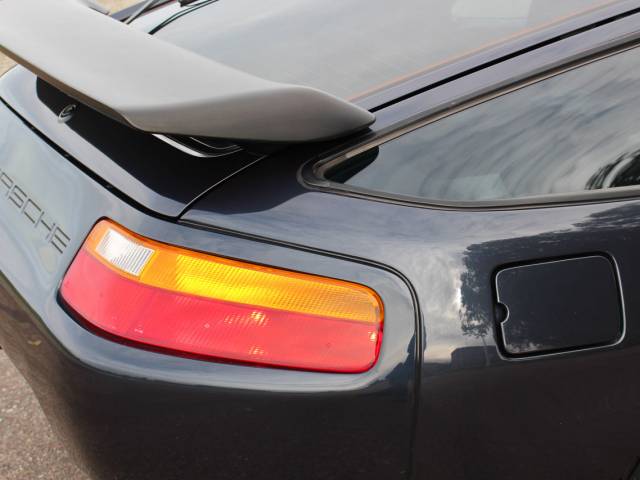 Porsche 928 S4