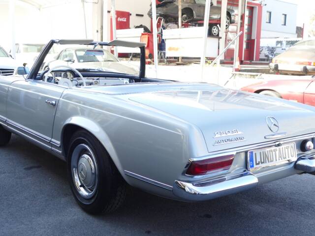 Mercedes-Benz 230 SL