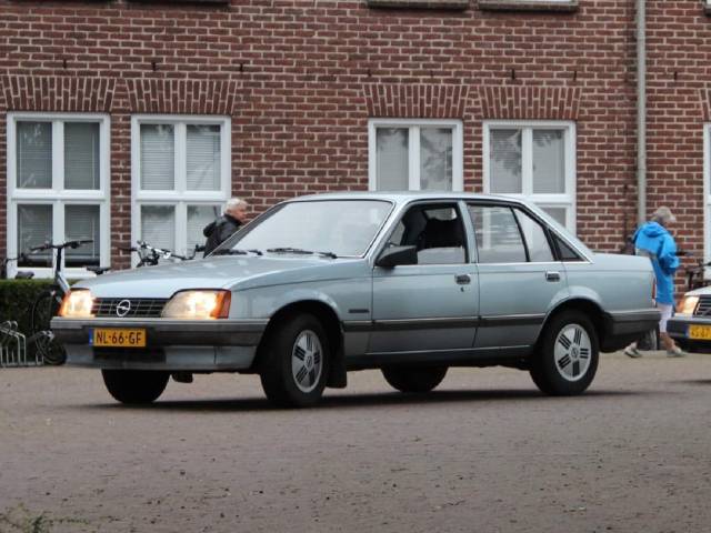 Bild 1/21 von Opel Rekord 2,0 E (1983)