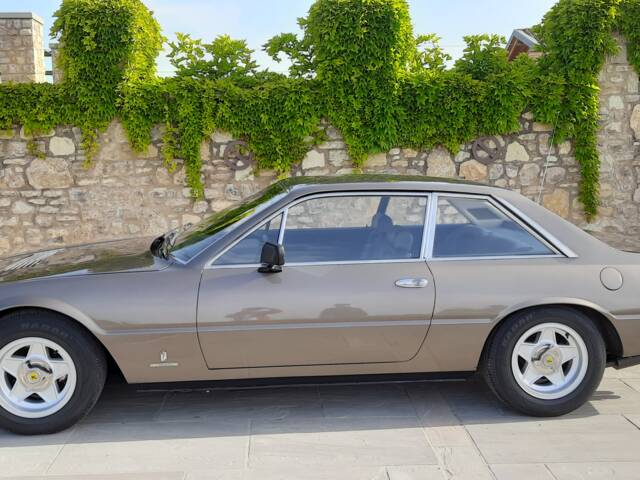 Ferrari 365 GT4 2+2