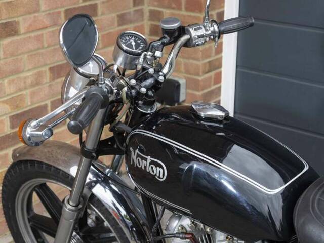 Norton Commando 750 Roadster