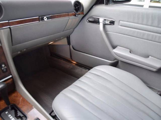 Mercedes-Benz 560 SL