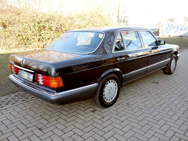 Mercedes-Benz 560 SEL