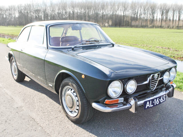 Image 1/45 de Alfa Romeo 1750 GT Veloce (1971)