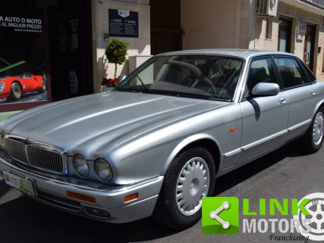 Image 1/10 de Jaguar XJ6 3.2 (1995)