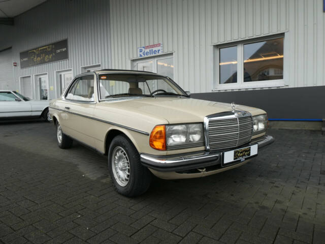 Image 1/25 de Mercedes-Benz 230 C (1979)