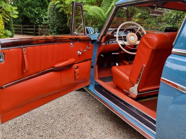 Mercedes-Benz 220 SE