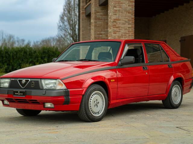 Image 1/50 de Alfa Romeo 75 3.0 V6 America (1987)