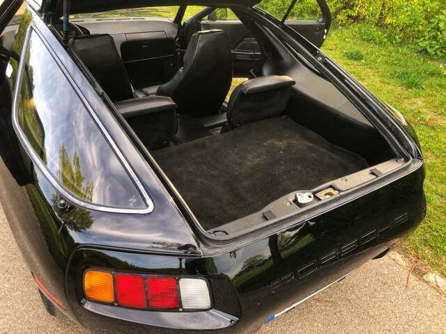Porsche 928