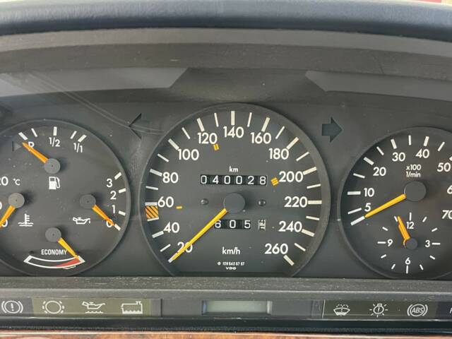 Mercedes-Benz 560 SEL