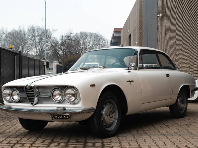 Image 1/50 of Alfa Romeo 2000 Sprint (1961)