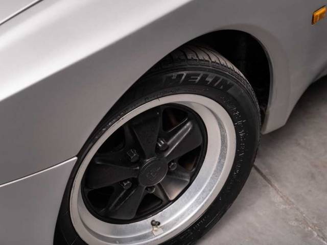 Porsche 944