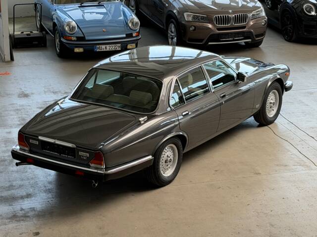 Jaguar XJ 12