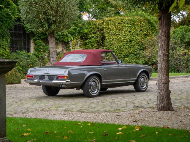 Mercedes-Benz 230 SL
