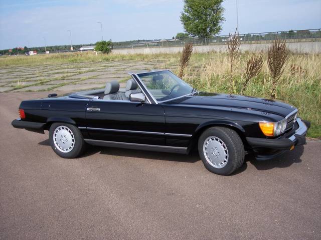 Mercedes-Benz 560 SL