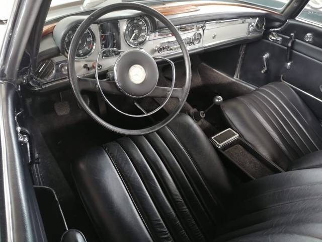 Mercedes-Benz 230 SL