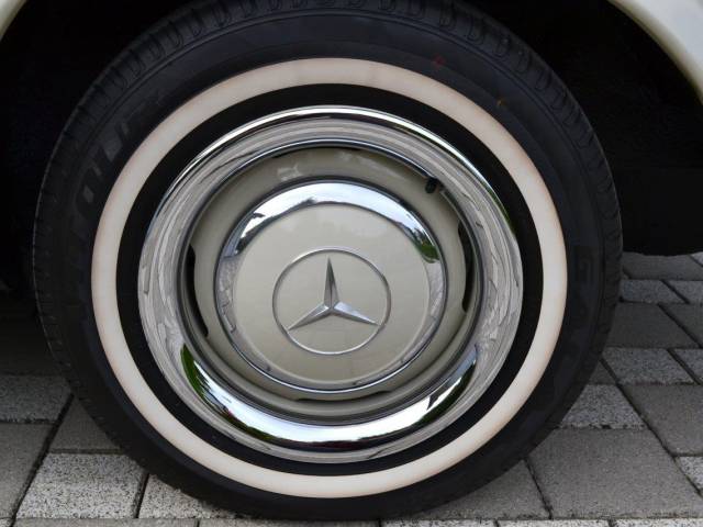 Mercedes-Benz 230 SL