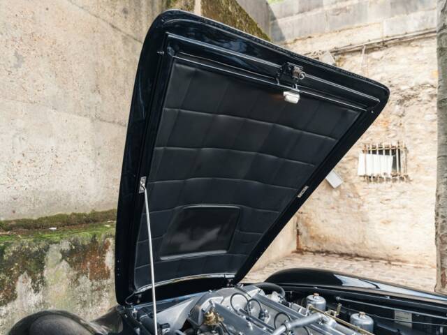 Aston Martin DB 5 Volante