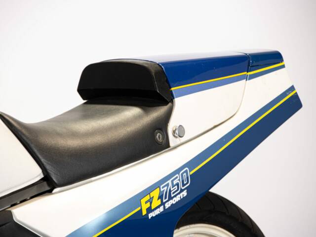Yamaha FZ 750